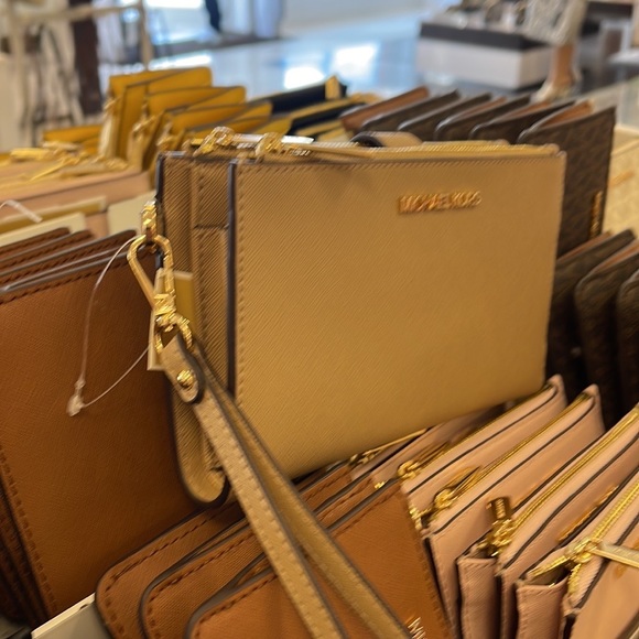 MICHAEL KORS LARGE DOUBLE ZIP WRISTLET WALLET PHONE CASE CLUTCH 
Camel
NWT - Picture 15 of 16